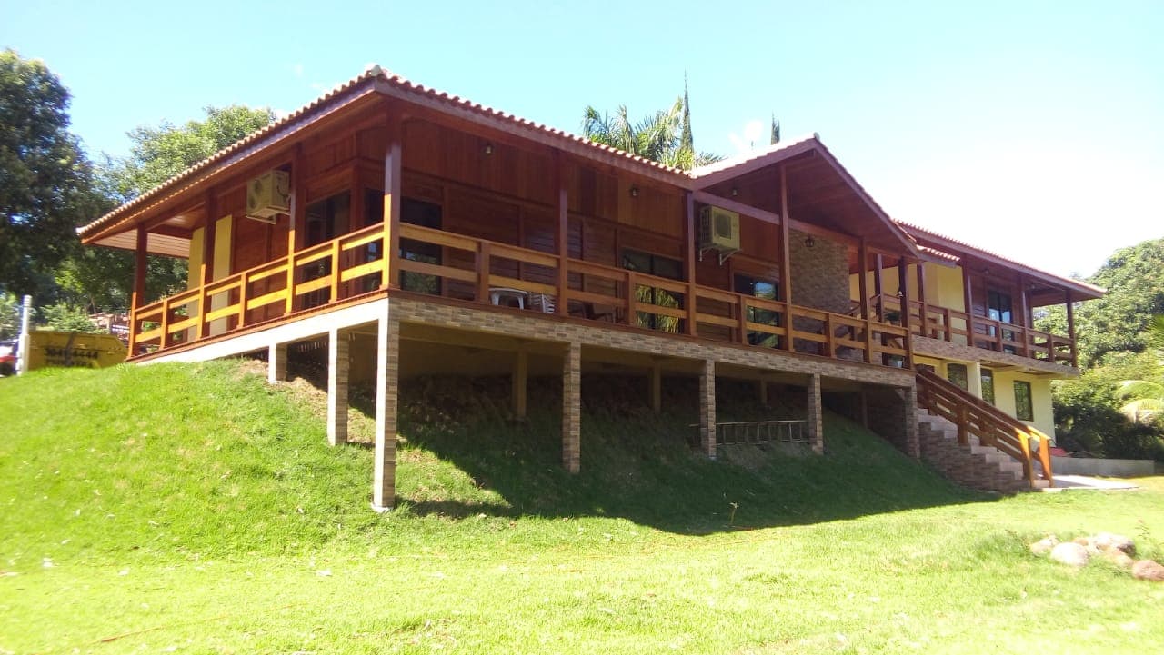 Casa de madeira construída em terreno inclinado, realizada pela empresa